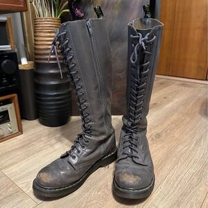 Doc Martens 20-eye gray leather zip boot women’s 9 1B60